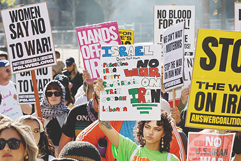 ◎ 三月七日,在美國加利福尼亞州洛杉磯市政廳前,人們參加集會,抗議美國和以色列對伊朗發動軍事打擊。(新華社發 邱晨 攝)