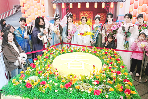 長沙世界之窗景區推出的巨型春餅。(中新社記者 楊華峰 攝)