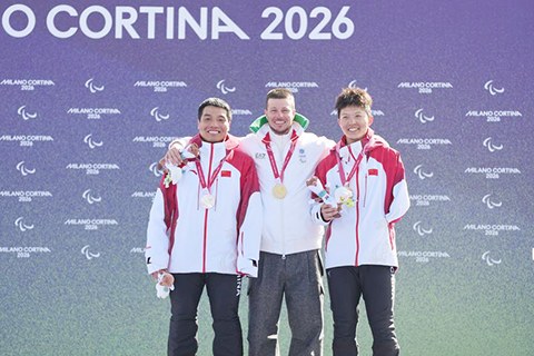 ◎ 3月13日,冠軍意大利選手盧基尼(中),亞軍中國選手王鵬耀(左)和季軍中國選手江紫豪在領獎台上。冬殘奧會單板滑雪男子坡面回轉UL級比賽中,意大利選手盧基尼獲得冠軍,中國選手王鵬耀、江紫豪分獲亞軍、季軍。(新華社記者牟宇 攝)