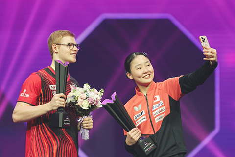 ◎ 三月十五日,男單冠軍費利克斯.勒布倫與女單冠軍張本美和在重慶頒獎儀式上自拍。(新華社記者黃偉 攝)