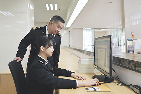 ◎ 三月十三日,中山海關的簽證官核簽《入境貨物檢驗檢疫證明》。(黎芷珊攝)