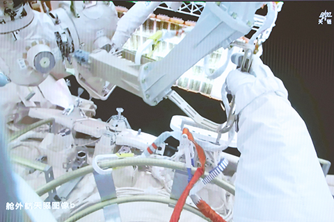 ◎據中國載人航天工程辦公室消息,北京時間三月十六日十九時三十五分,經過七小時的出艙活動,神舟二十一號乘組航天員張陸、武飛、張洪章密切協同,在空間站機械臂和地面科研人員的配合支持下,圓滿完成空間碎片防護裝置安裝等任務。出艙航天員張陸、武飛已安全返回問天實驗艙,出艙活動取得圓滿成功。航天員張陸已累計進行六次艙外活動,成為目前在艙外執行任務次數最多的中國航天員之一。(中新社發 張帆 攝)