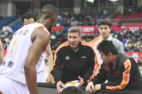 ◎ 3月18日,江蘇肯帝亞隊主教練彼得羅夫(中)在比賽間隙佈置戰術。CBA常規賽第27輪比賽中,青島嶗山啤酒隊主場102比69戰勝江蘇肯帝亞隊。(新華社記者李紫恆 攝)