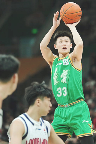 ◎ 3月18日,遼寧本鋼隊球員王嵐嶔(右)投籃。CBA常規賽第27輪比賽中,遼寧本鋼隊主場97比86戰勝廣州朗肽海本隊。(新華社記者李鋼 攝)