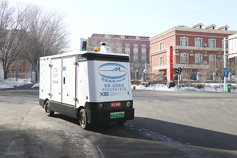 無人配送車行駛在烏魯木齊天山國際機場南區道路上。(苟繼鵬 攝)