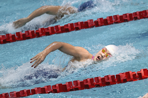◎ 3月20日,2026年中國游泳公開賽暨全國春季游泳錦標賽在廣東深圳進行。在女子200米自由泳預賽中,余依婷以1分59秒05晉級決賽。圖為余依婷在比賽中。(中新社記者陳驥旻 攝)