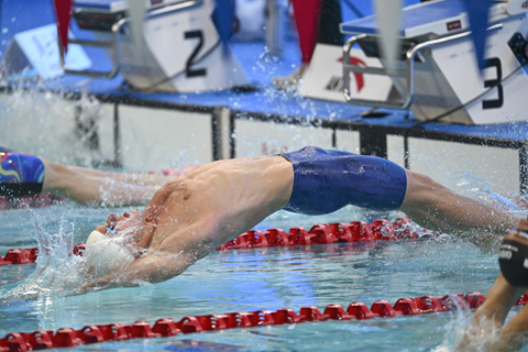 ◎ 3月20日晚,2026年中國游泳公開賽暨全國春季游泳錦標賽在廣東深圳進入第二個比賽日。在男子100米仰泳決賽中,南非選手彼得.特烏尼斯.科策以52.73秒奪得冠軍。(中新社記者陳驥旻 攝)