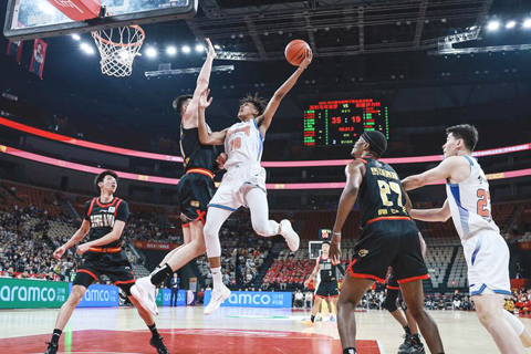 ◎ 3月20日,新疆伊力特隊球員馮傲(左三)上籃。CBA常規賽第28輪比賽中,深圳馬可波羅隊主場109比77戰勝新疆伊力特隊。(新華社發 彭志剛 攝)