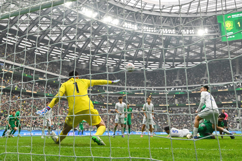 ◎ 三月二十一日,在北京工人體育場進行的中國足球協會超級聯賽第三輪的比賽中,北京國安隊主場一比一戰平上海申花隊。圖為上海申花隊守門員薛慶浩撲救。(中新社記者 趙文宇 攝)