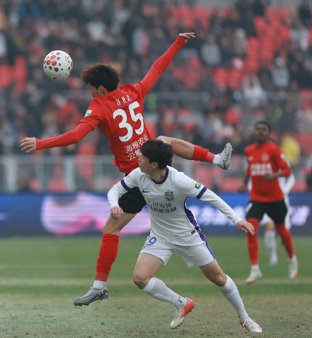 ◎ 三月二十一日,在遼寧瀋陽舉行的中國足球協會超級聯賽第三輪的比賽中,遼寧鐵人楠波灣主場三比0勝天津津門虎,收穫隊史中超首勝。圖為遼寧鐵人楠波灣隊球員李浩然(左)拼搶。(中新社記者 于海洋 攝)