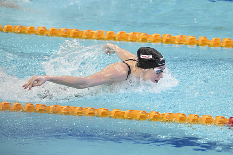 ◎ 三月二十一日晚,在廣東深圳舉行的中國游泳公開賽暨全國春季游泳錦標賽女子一百米蝶泳決賽中,美國選手、該項目世界紀錄保持者格雷琴.沃爾什以五十五秒二二奪冠。(中新社記者 陳驥旻 攝)