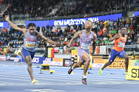 ◎ 三月二十日,美國選手喬丹.安東尼(中)、英國選手阿蘇(左)和荷蘭選手比爾內衝過終點。最終,喬丹.安東尼獲得冠軍。世界田聯室內錦標賽男子六十米決賽在波蘭托倫舉行。(新華社記者 張豪夫 攝)