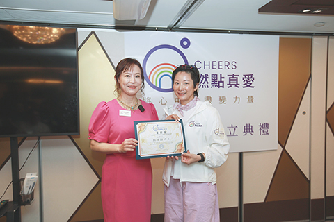 ◎ 創會會長翁靜晶(左)接受「燃點真愛慈善團體」委任狀。