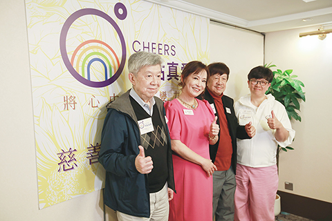 ◎ (左起)陳百強四哥(陳百良)、翁靜晶、大哥(陳百靈)及「燃點真愛」義工領袖Liza Wong。