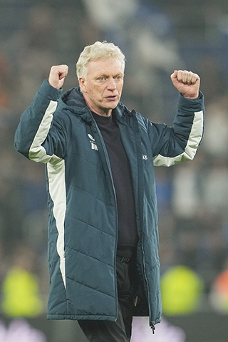 ◎ 三月二十一日,英格蘭利物浦,愛華頓隊主教練大衛.莫耶斯在愛華頓隊與車路士隊的英超足球比賽大勝三球後笑著離開球場。(美聯社/Jon Super)