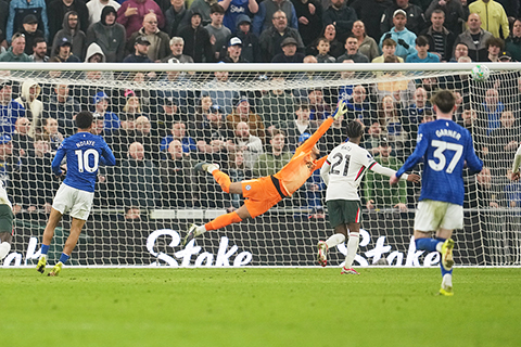 ◎ 三月二十一日,在英格蘭利物浦舉行的愛華頓隊和車路士隊的英超聯賽足球比賽中,愛華頓隊的伊利曼.恩迪亞耶(左)的射球越過了車路士門將羅伯特.桑切斯,攻入了該隊的第三個進球。(美聯社照片/Jon Super)