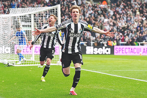 ◎ 三月二十二日,英格蘭泰恩河畔紐素聖詹姆斯公園球場,紐卡素聯隊的安東尼.哥頓在紐卡素隊與新特蘭隊之間的英超比賽中慶祝射入第一球。(歐文漢弗萊斯 / PA via AP)