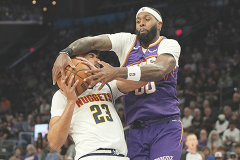 ◎ 太陽00號奧尼利如此這般偷搶廿三號莊遜手中球,終場金塊勝。(美聯社)