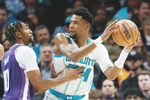 ◎ 黃蜂廿四號米拿昨役伺機傳球,終於戰勝帝王。(美聯社)