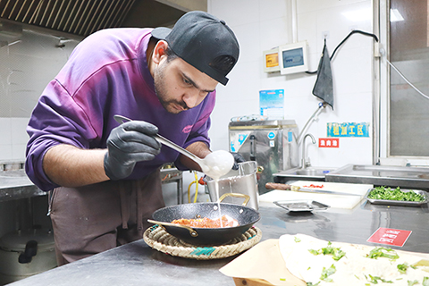 3月20日,巴基斯坦青年王力正在製作咖喱醬。(李一璠 攝)