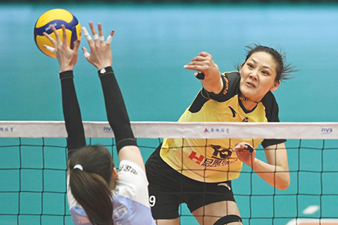 ◎ 三月二十五日,山東日照鋼鐵隊球員孫傑(右)扣球。中國女子排球超級聯賽總決賽三、四名決賽首回合比賽中,天津渤海銀行隊主場一比三不敵山東日照鋼鐵隊。(新華社記者 趙子碩 攝)