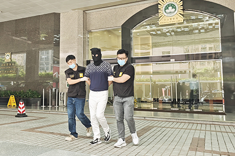 ◎ 內地男子涉相當巨額詐騙被拘。