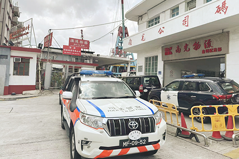 ◎ 司警到場調查奪命工傷事故。