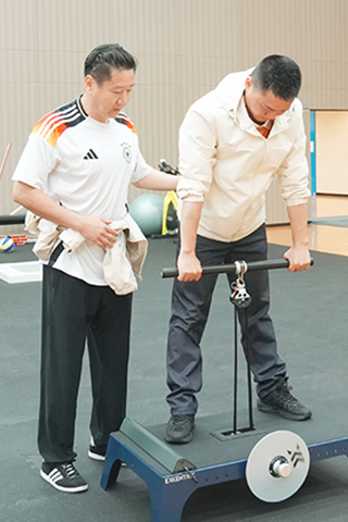 ◎ 親身嘗試訓練器材。