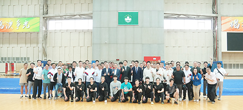 ◎ 代表團與武術合影。