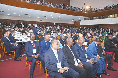 ◎ 世界貿易組織第14屆部長級會議3月26日在喀麥隆首都雅溫得開幕,世貿組織成員經貿部長以及全球經濟和貿易組織的代表與會。圖為當日,在喀麥隆首都雅溫得,與會代表參加世貿組織第14屆部長級會議。(新華社記者 劉琼攝)