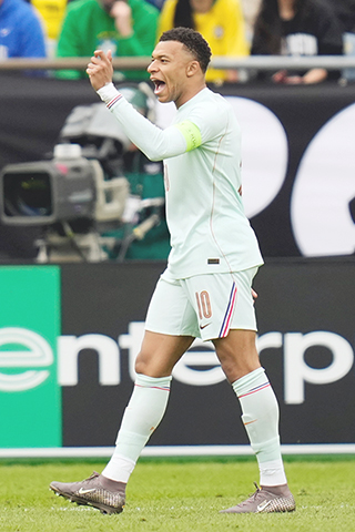 ◎ 法國選手基利安.麥巴比於三月二十六日在馬薩諸塞州福克斯伯勒舉行的巴西與法國國際友誼足球比賽中歡呼球隊二比一贏巴西,其中麥巴比入首球。(美聯社/查爾斯克魯帕)