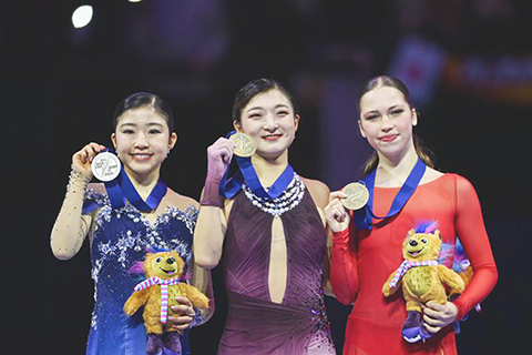 ◎ 三月二十七日,冠軍日本選手坂本花織(中)、亞軍日本選手千葉百音(左)、季軍比利時選手尼娜.平扎羅內在女子單人滑項目頒獎儀式上。花樣滑冰世錦賽女子單人滑自由滑比賽在捷克首都布拉格舉行。(新華社記者 張豪夫 攝)