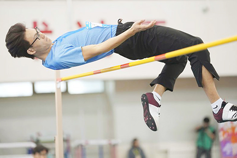 ◎ 三月二十八日,天津沃蘭迪隊選手武國彪在比賽中。他奪得冠軍。全國室內田徑錦標賽男子跳高決賽在山東省濟南市舉行。(新華社記者 雒圓 攝)