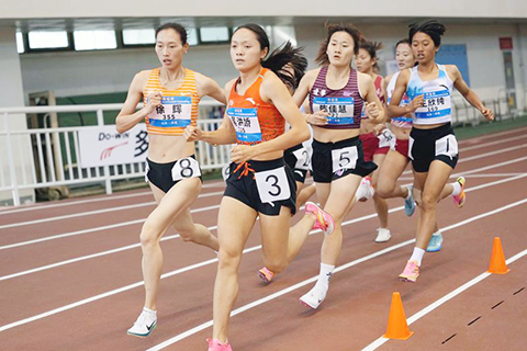 ◎ 三月二十八日,雲南隊選手吳洪嬌(前右)在比賽中。她獲得冠軍。全國室內田徑錦標賽女子一千五百米決賽在山東濟南舉行。(新華社記者 雒圓 攝)