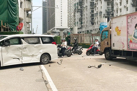 ◎ 私家車涉衝紅燈與貨車發生碰撞。(網上圖片)