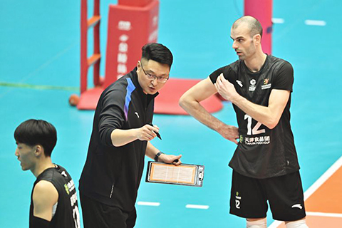 ◎ 三月二十九日,天津食品集團隊主教練劉浩(中)在場邊指導球員。中國男子排球超級聯賽總決賽冠亞軍決賽首回合比賽中,天津食品集團隊主場三比二戰勝保定沃隸隊。(新華社記者 孫凡越 攝)