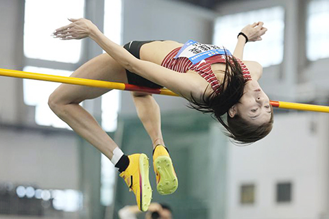 ◎ 三月二十八日,上海隊選手陸佳雯在女子跳高決賽中試跳。她獲得冠軍。全國室內田徑錦標賽在山東濟南繼續進行。(新華社記者 賈宇辰 攝)