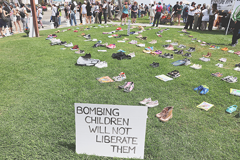 ◎ 這是三月廿八日在美國加利福尼亞州長灘市拍攝的參加「不要國王」抗議活動的人們擺放的反戰標語等物品。美國多地當日爆發示威抗議活動。數百萬民眾走上街頭,針對特朗普政府的移民執法等一系列政策表達不滿,呼籲結束對伊朗的軍事打擊。此次抗議活動以「不要國王」為主題。組織方預計,當天全美共舉辦超過三千一百場抗議活動,覆蓋五十個州,以及華盛頓、紐約、洛杉磯等主要城市。(新華社發 邱晨 攝)