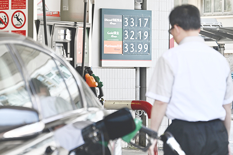 ◎ 三月三十日,香港一家加油站內標示的燃油價格。受近期中東局勢影響,香港油價維持在高位水平。(中新社記者 李志華 攝)
