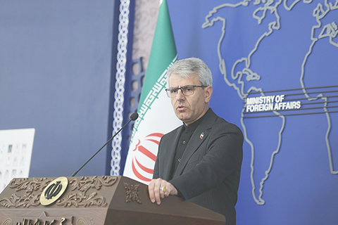 ◎ 據伊朗媒體三月三十日報道,伊朗外交部發言人巴加埃表示,伊朗迄今未與美國進行任何直接談判,而美方提出的停火計劃「過份且不合理」。圖為當日,在伊朗首都德黑蘭,伊朗外交部發言人巴加埃出席新聞發佈會。(新華社記者 沙達提 攝)