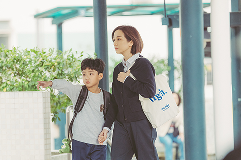 ◎ 文頌嫻一臉慈愛囑兒子玩耍時注意安全。