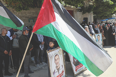 ◎ 巴勒斯坦總統府三月三十日發表聲明,強烈譴責並反對以色列議會當天通過一項允許對巴勒斯坦人處以死刑的法案,稱其公然違反國際人道主義法。圖為三十一日,巴勒斯坦民眾在加沙城抗議以色列通過「巴勒斯坦人死刑法案」。(新華社發 里澤克.阿卜杜勒賈瓦德 攝)