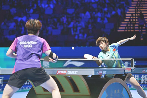 ◎ 四月一日,王藝迪(右)回球。世界盃女子單打小組賽中,中國選手王藝迪三比一戰勝中國香港選手杜凱琹。(新華社記者 于洋 攝)