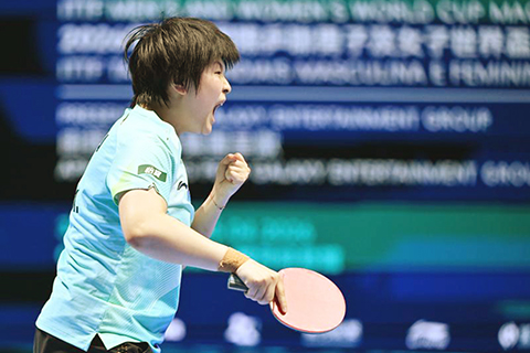 ◎ 四月一日,覃予萱慶祝得分。世界盃女子單打小組賽中,中國選手覃予萱三比一戰勝日本選手早田希娜。(新華社記者 于洋 攝)