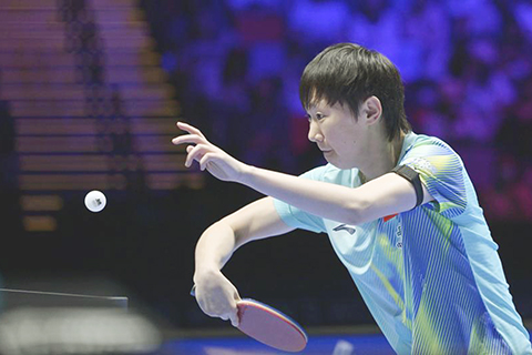 ◎ 四月一日,王曼昱回球。女子世界盃女子單打小組賽中,中國選手王曼昱三比0戰勝印度選手斯莉嘉·阿庫拉。(新華社記者 于洋 攝)