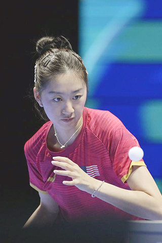 ◎ 四月一日,王艾米回球。及女子世界盃女子單打小組賽中,中國選手蒯曼三比0戰勝美國選手王艾米。(新華社記者 于洋 攝)