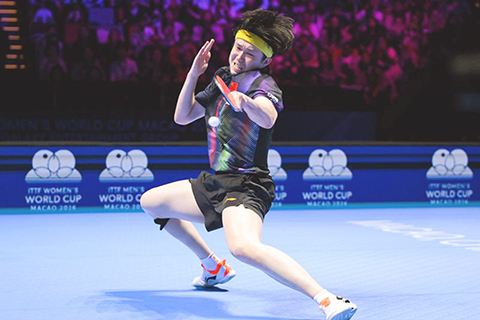 ◎ 四月三日,中國選手王楚欽回球。世界盃男子單打八分之一決賽中,中國選手王楚欽四比二戰勝法國選手費利克斯.勒布倫,晉級八強。(新華社發張金加 攝)