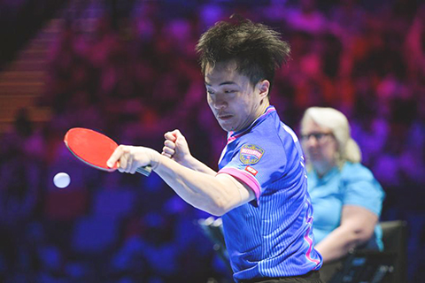 ◎ 四月三日,中國台北選手林昀儒回球。世界盃男子單打八分之一決賽中,中國選手溫瑞博以一比四不敵中國台北選手林昀儒,無緣八強。(新華社發張金加 攝)