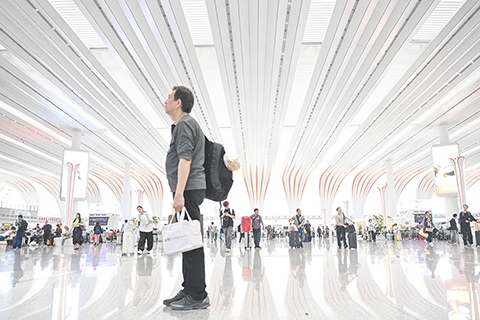 ◎ 四月三日,旅客在廣州白雲站候車出行。二0二六年鐵路清明假期運輸自四月三日至四月七日,為期五天。國鐵廣州局預計發送旅客一千三百六十一萬人次,同比增長百分之十一。(中新社記者陳驥旻 攝)