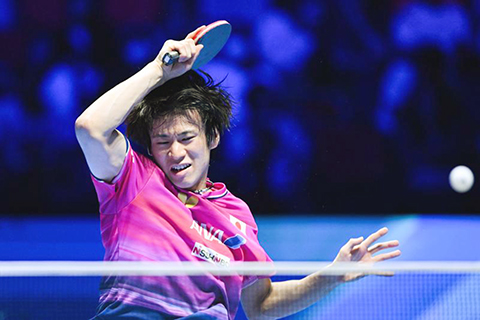 ◎ 四月三日,戶上隼輔回球。乒球世界盃男子單打八分之一決賽中,巴西選手雨果.卡爾德拉諾四比三戰勝日本選手戶上隼輔,晉級八強。(新華社發 張金加 攝)
